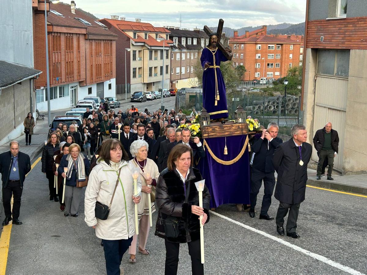Un instante de una procesión de la Semana Santa de 2026 en la villa de Salas.