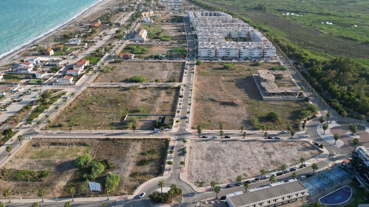 Imagen aérea del plan parcial Sector Playa de Almenara, con las zonas ya construidas y las que están por edificar.