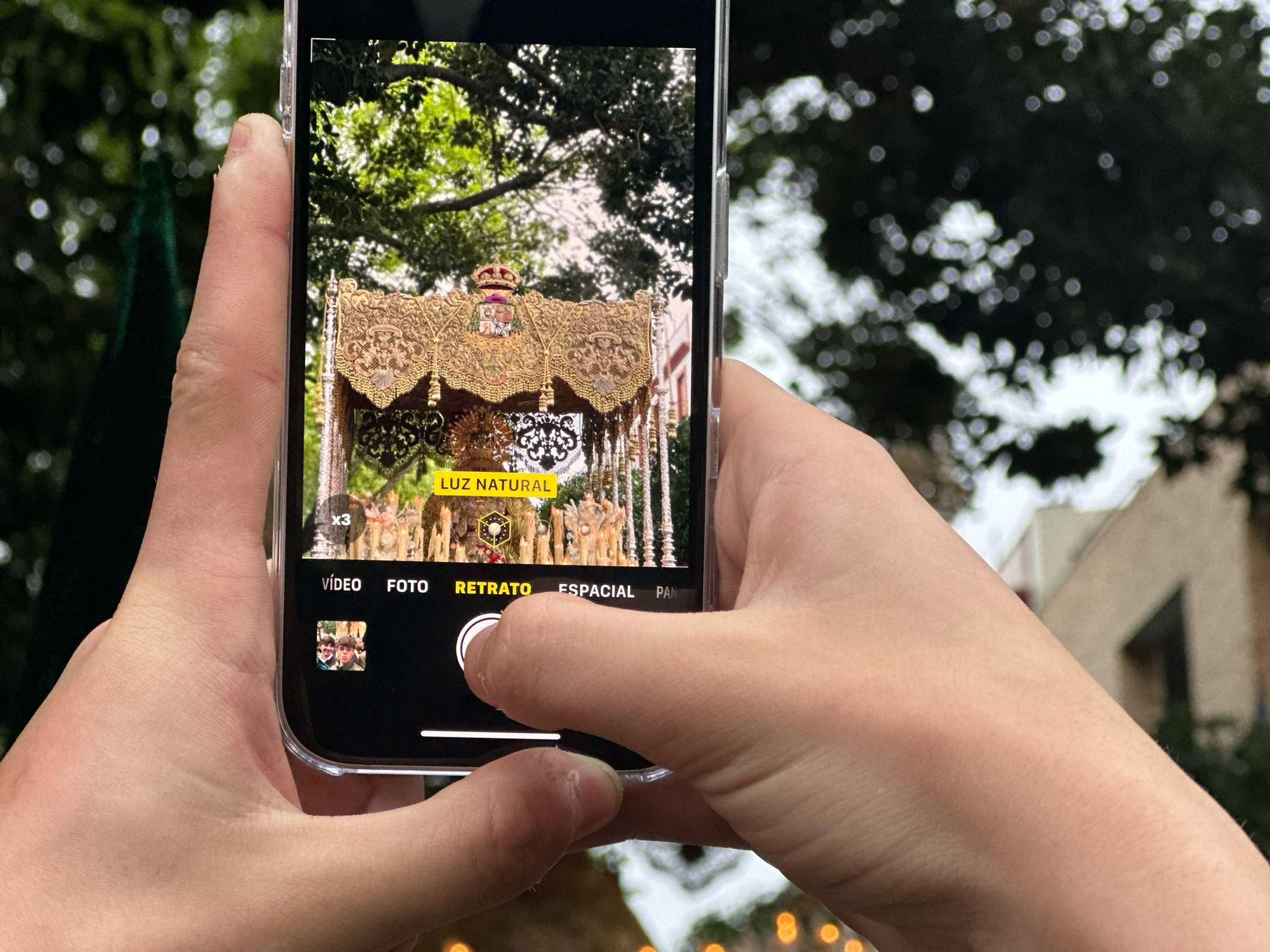 Un móvil captura la imágen de La Macarena a su paso por la Plaza de San Pedro