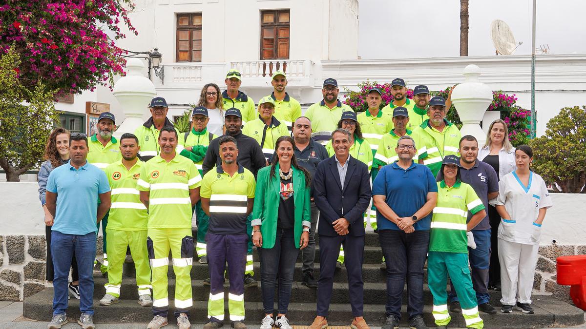Autoridades y participantes en el plan de mejora de los espacios públicos en el municipio de Haría.