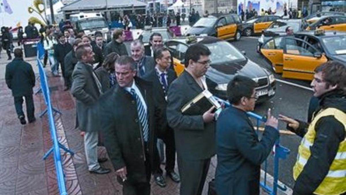 Acceso controlado a las paradas de taxi en la pasada edición del congreso de telefonía móvil.