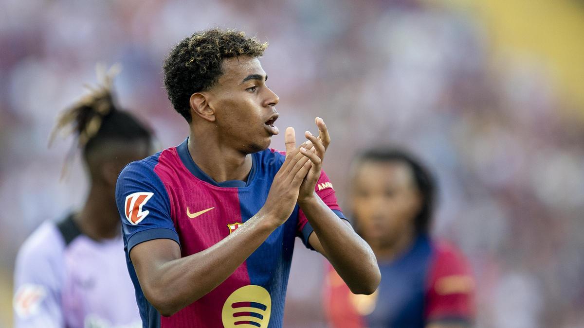 Lamine Yamal animando a sus compañeros durante el partido de liga entre el FC Barcelona y el Athletic de Bilbao.