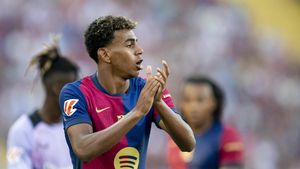 Lamine Yamal animando a sus compañeros durante el partido de liga entre el FC Barcelona y el Athletic de Bilbao.