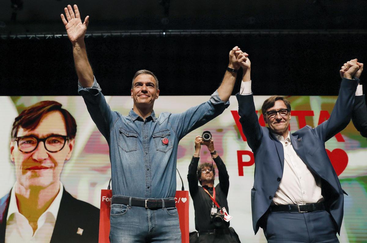Sánchez con Illa durante la campaña.