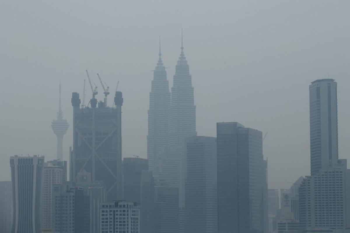 Un núvol de contaminació cobreix l’’skyline’ de Kuala Lumpur (Malàisia), el 4 de març.