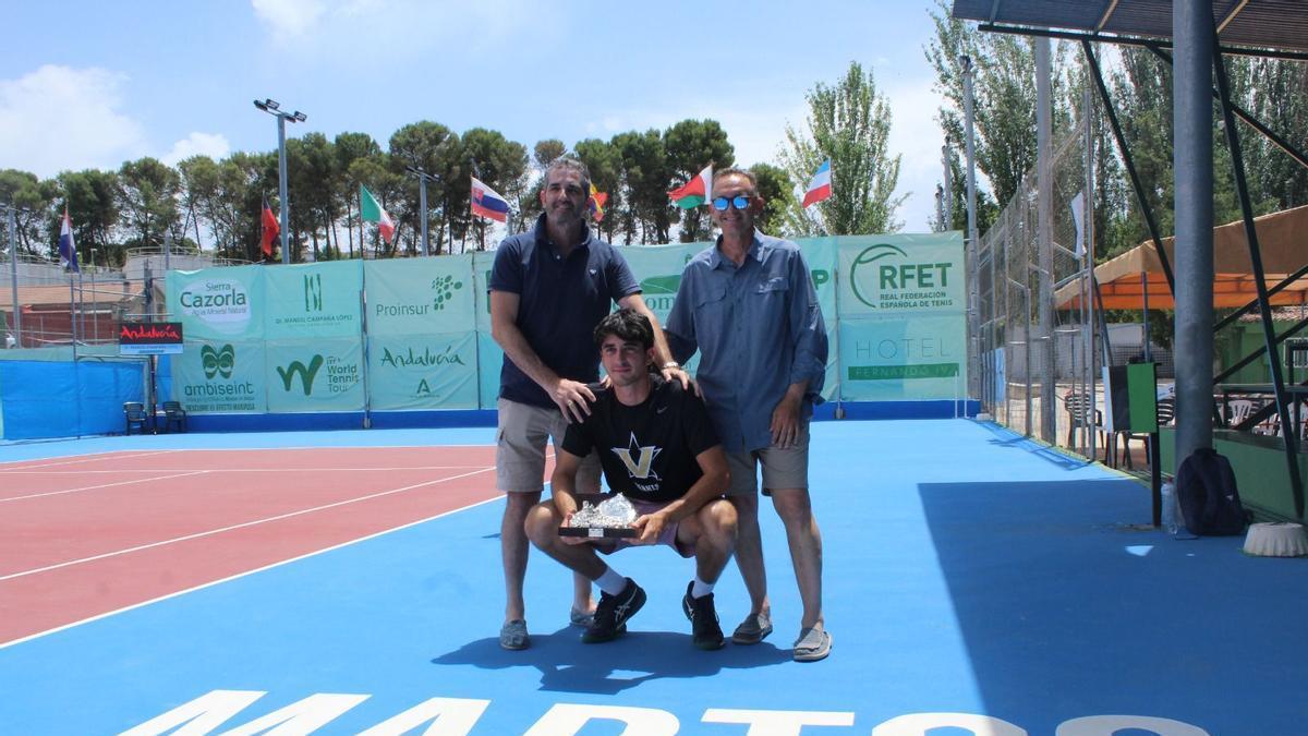 Pablo Martínez, con su padre y con Antonio González Palencia, con el trofeo de Martos
