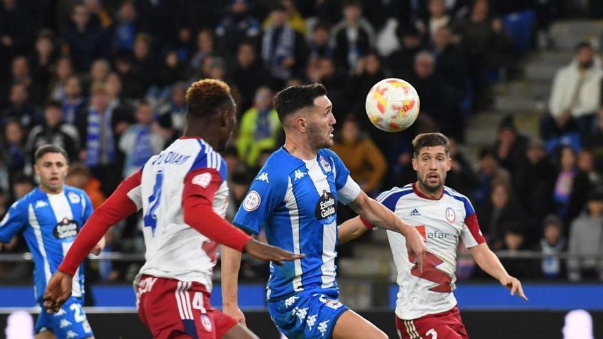 Lucas Pérez intenta controlar el balón en el partido contra el Rayo Majadahonda. | // CARLOS PARDELLAS