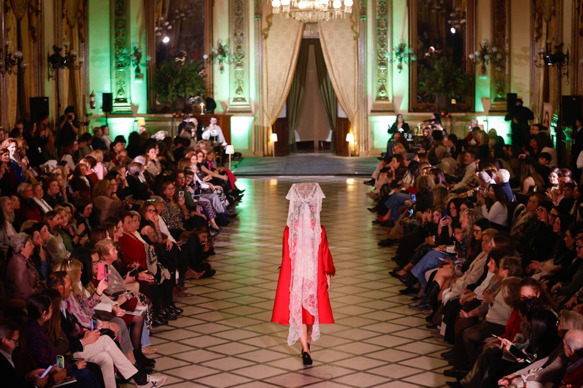 Desfile solidario de Alcer Córdoba en el Círculo de la Amistad