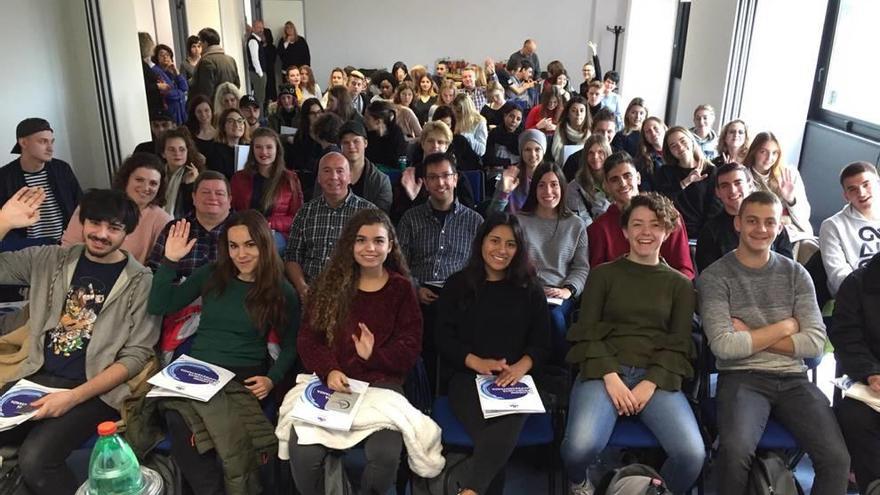 Foto de familia de los alumnos participantes en la experiencia piloto del Erasmus del mueble