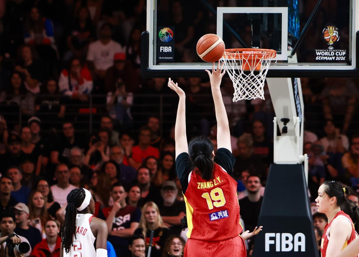 Ziyu Zhang, en el primer partido del Mundial de baloncesto entre China y Estados Unidos