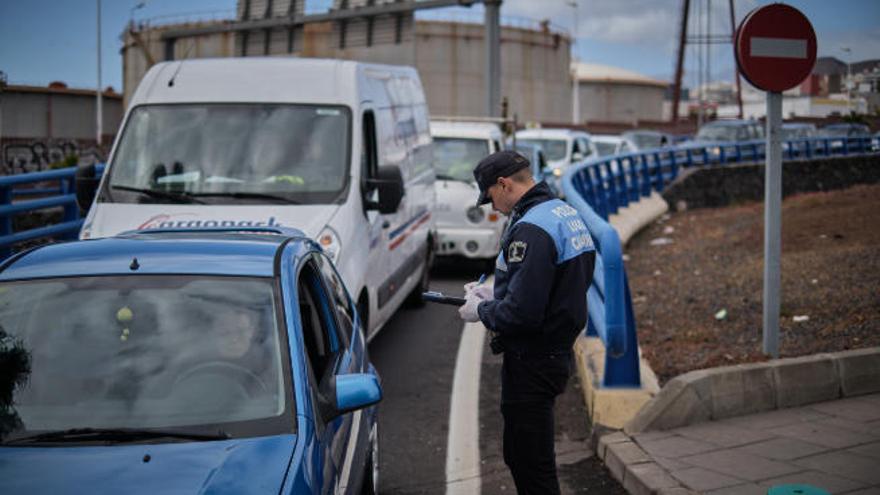 Un policía local de Santa Cruz de Tenerife, en un control la pasada semana en el acceso a la avenida Tres de Mayo.