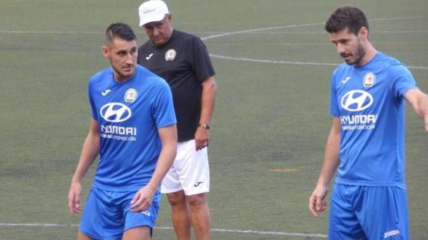 El técnico Nico López junto a Rigo y Mairata en un entreno.