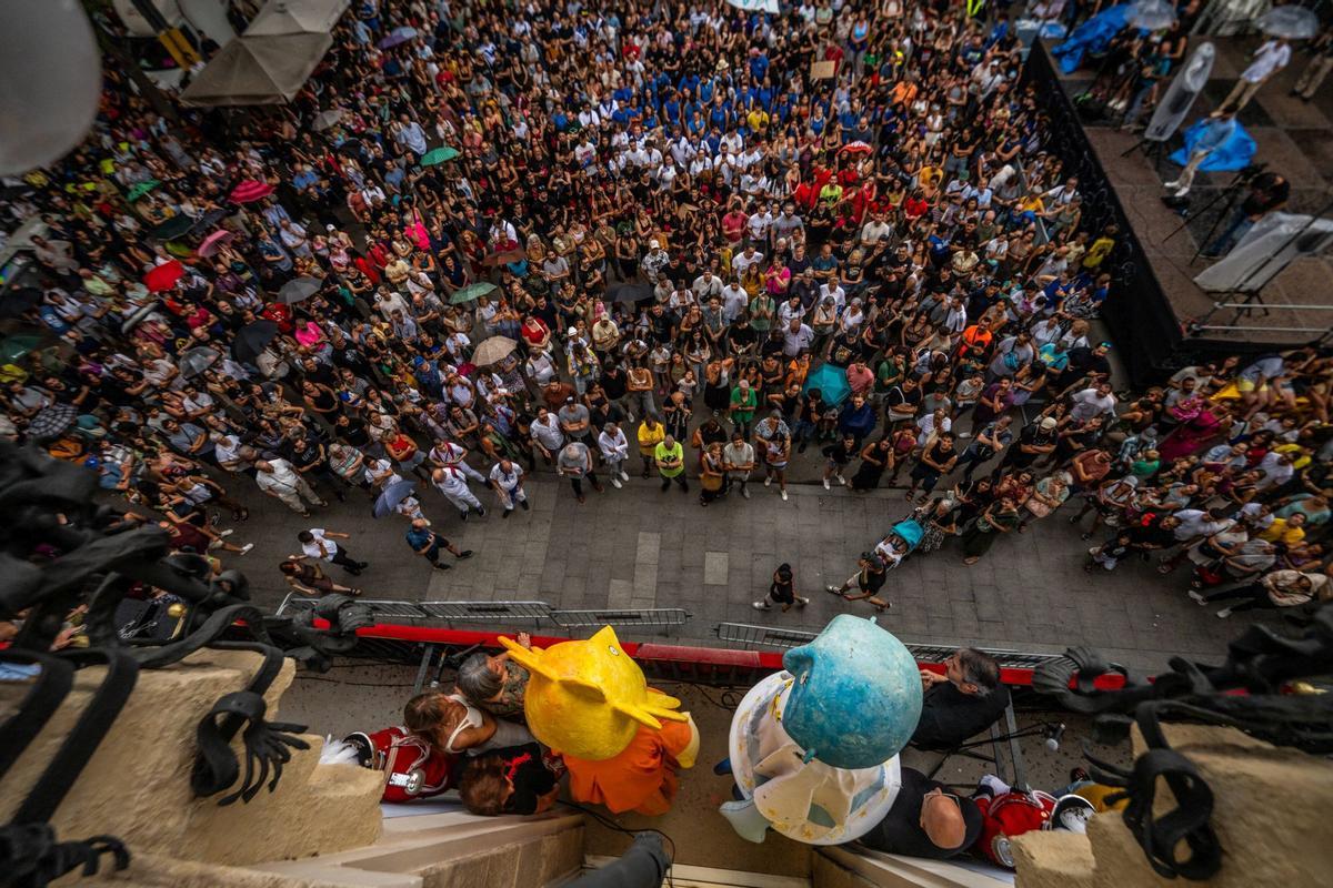 Las colles de Gràcia no han llegado a un acuerdo antes del pregón de la Fiesta Mayor, con lo que los actos de cultura popular quedarían desconvocados en los próximos días.