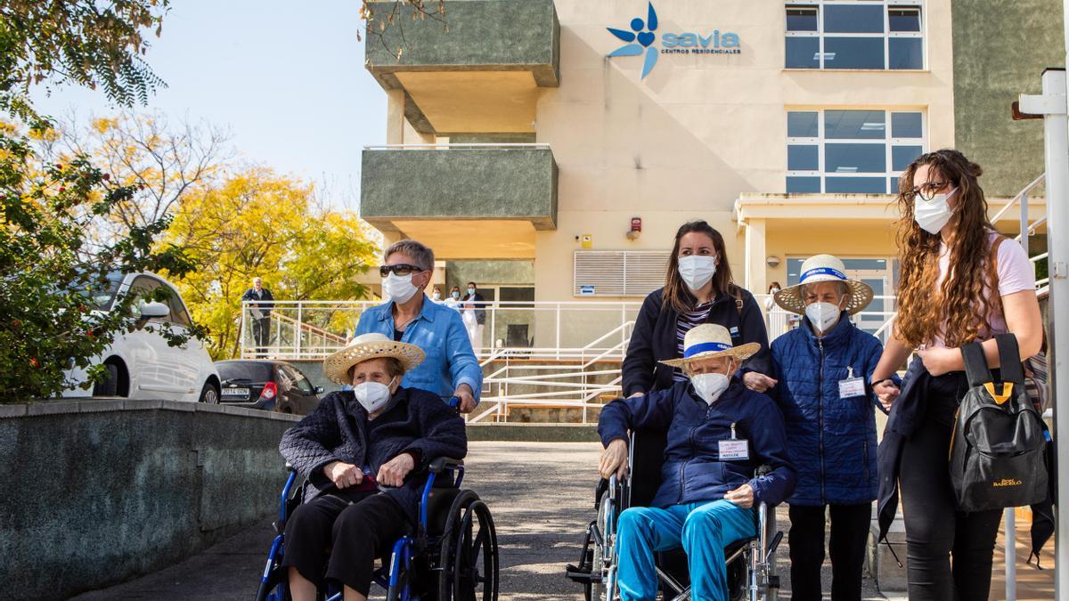 RESIDENCIAS VALENCIA | Las personas mayores de las residencias de Savia  vuelven a salir a la calle tras recibir la vacuna de coronavirus