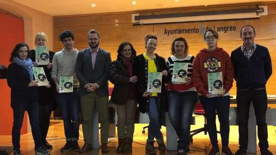 Representantes de los hosteleros premiados y patrocinadores del Concurso de Pinchos de Sama.