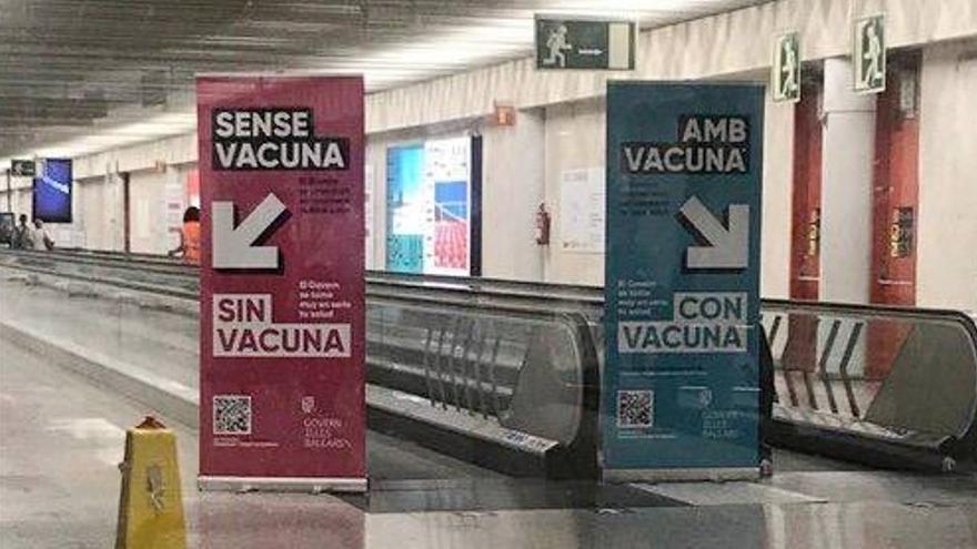 Trennung von geimpften und ungeimpften Reisenden am Flughafen Mallorca.