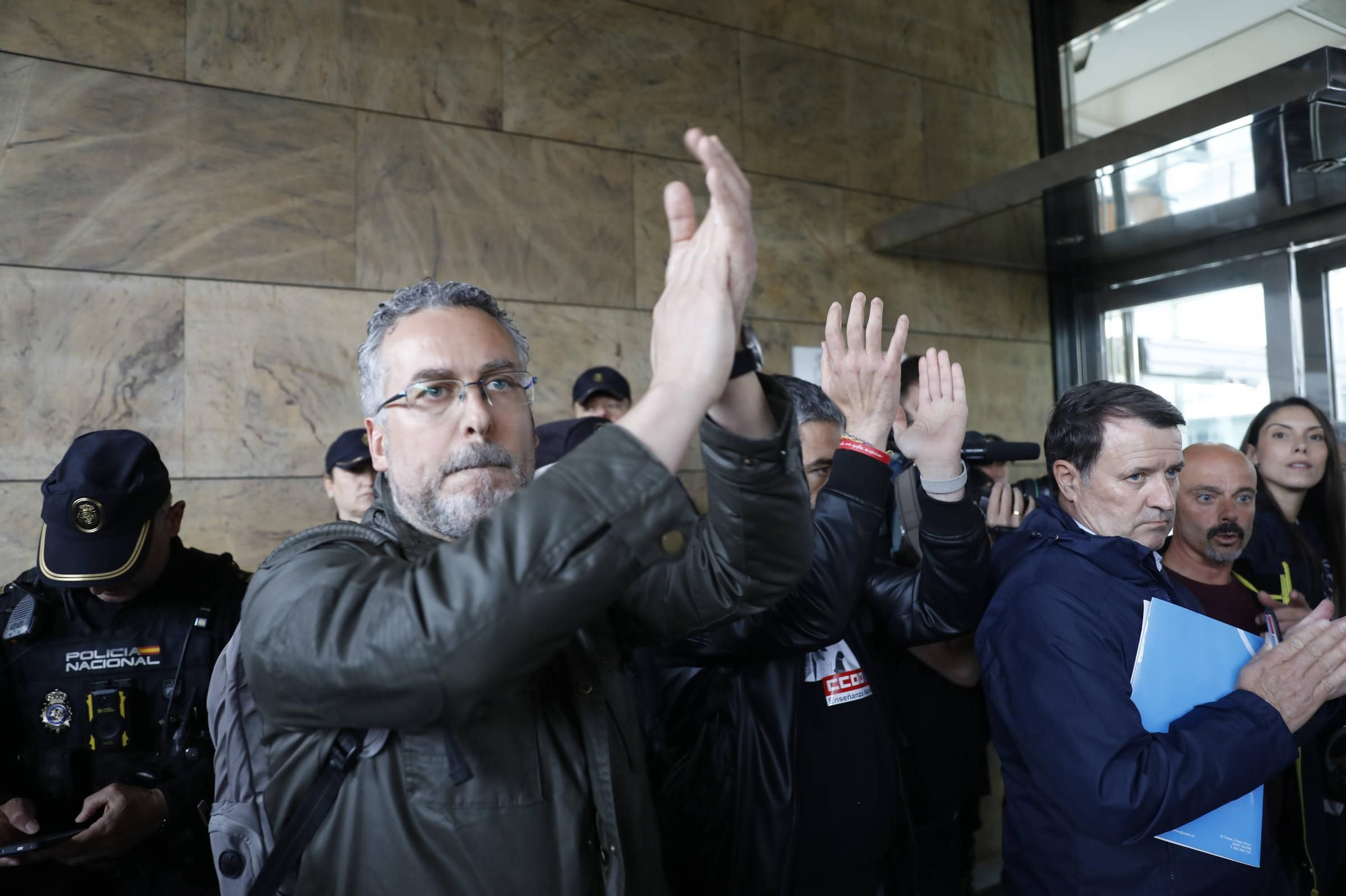 EN IMÁGENES: Cientos de profesores se concentran en Oviedo mientras Gobierno y sindicatos negocian