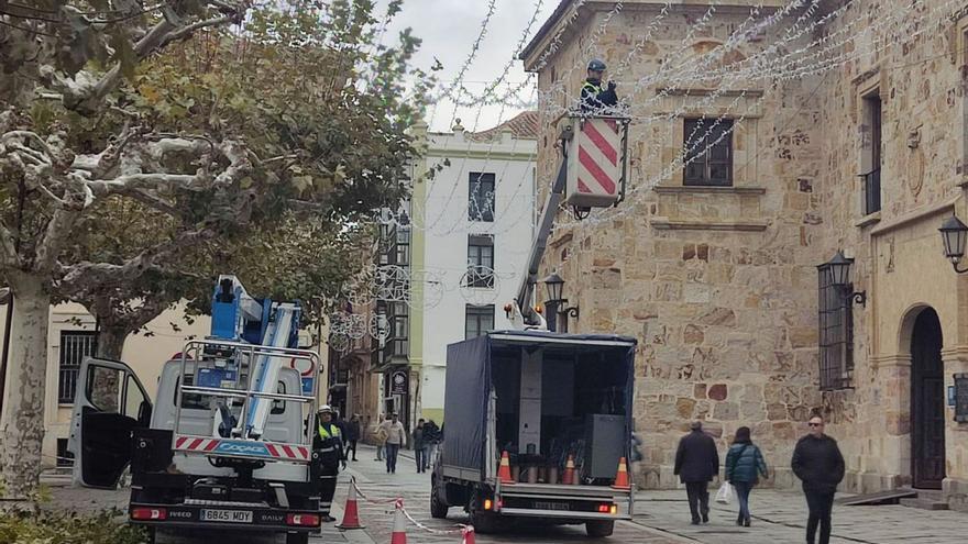 Instalación de las luces de Navidad en la plaza de Viriato. | J. N.