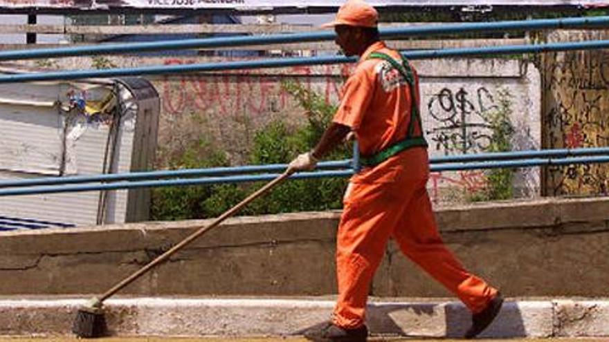 Una ciudad alemana paga con cerveza a alcohólicos para que limpien la calle