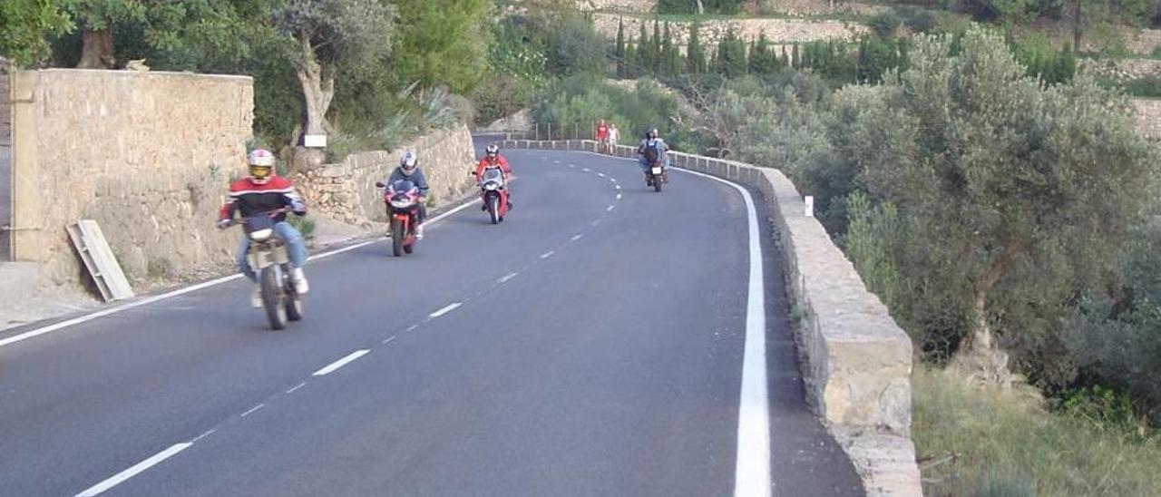 Los motoristas se dirigen a la carretera de la Serra, sobre todo el fin de semana.