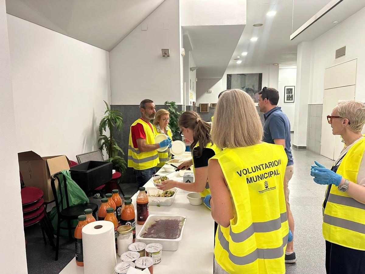 Punto de acogida habilitado en el Teatro Buero Vallejo de Alcorcón para atender a vecinos evacuados por los incendios de la Comunidad de Madrid y Ávila.