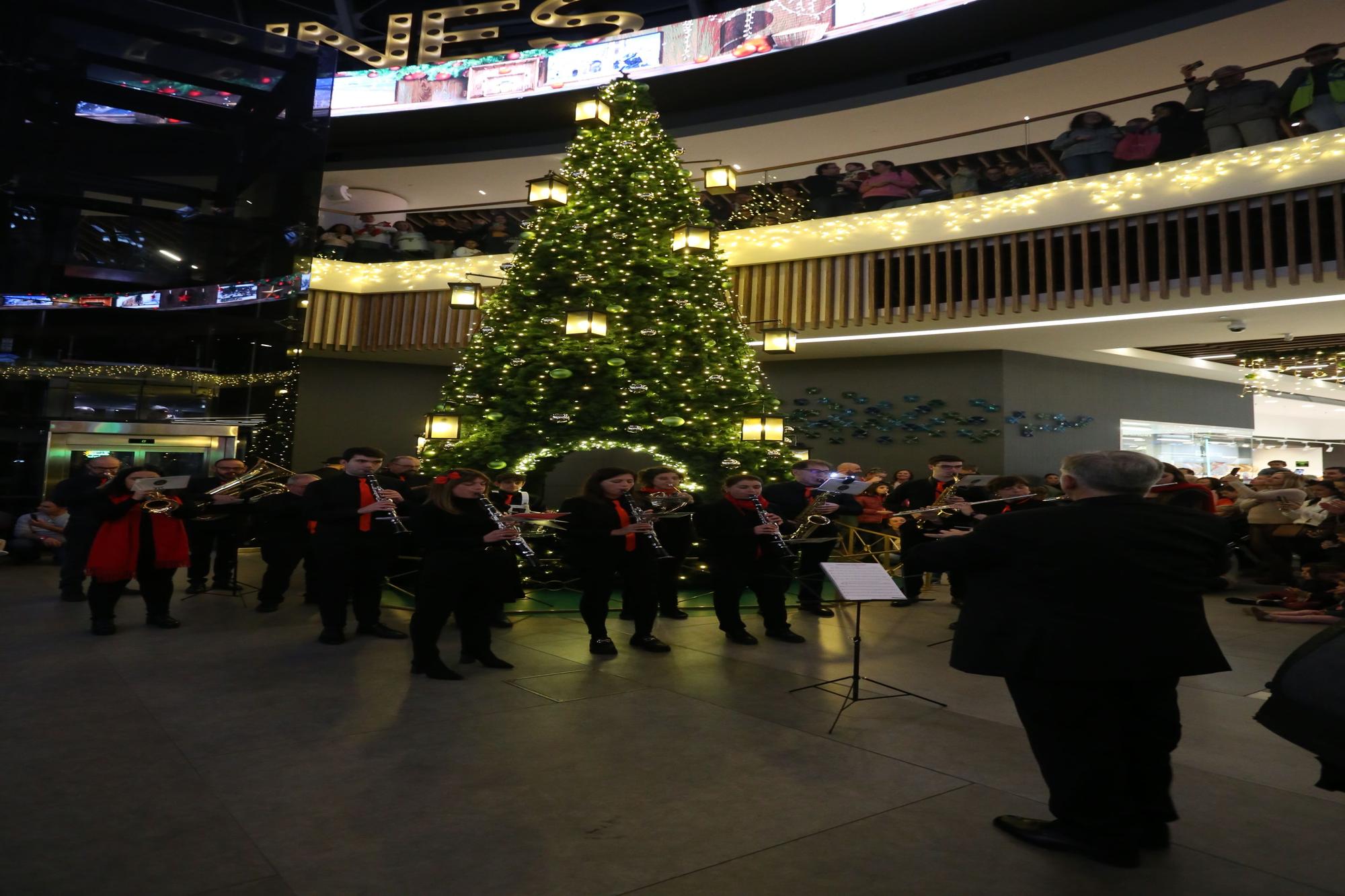 Parque Principado se enciende por Navidad: así es la decoración luminosa del centro comercial de Siero