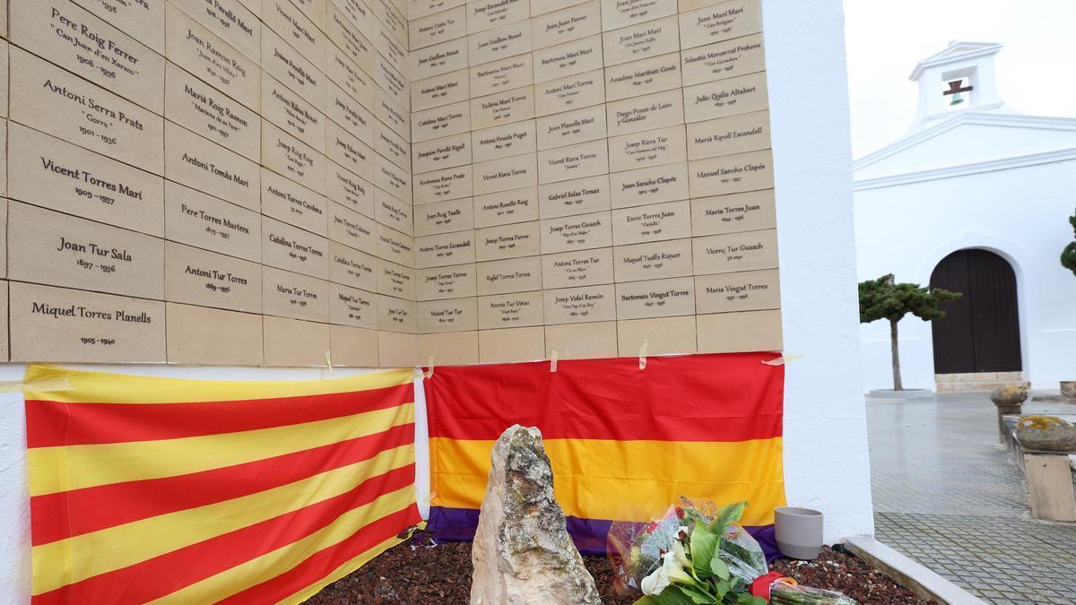 Las imágenes del acto realizado en Ibiza en memoria de las víctimas de la Guerra Civil y la dictadura