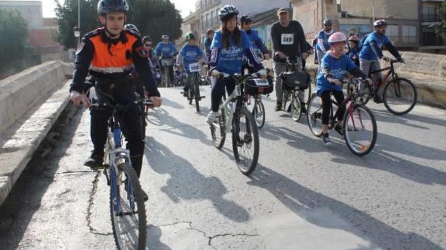 Una ruta ciclista reúne a 250 vecinos ataviados con disfraces por el Carnaval