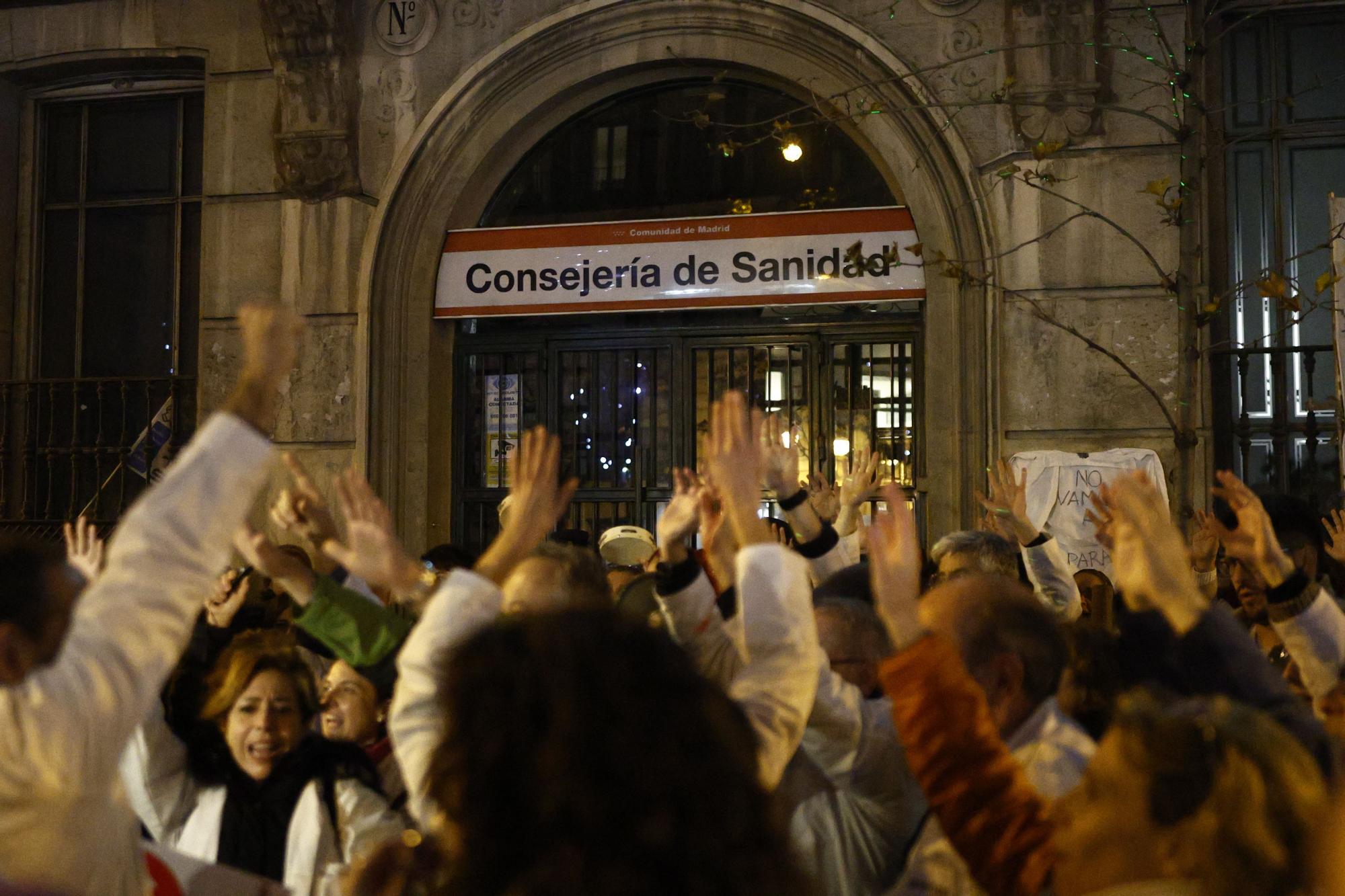 Concentración en los alrededores de la Consejería de Sanidad en Madrid, este viernes.