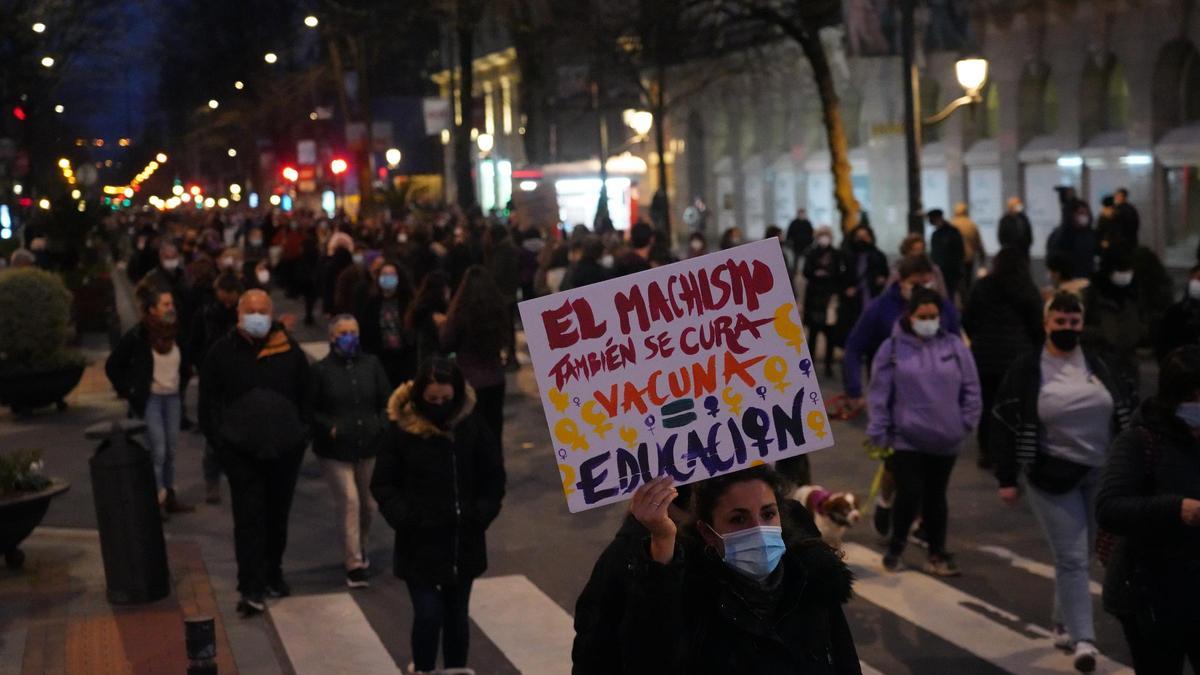 Una mujer sostiene una pancarta donde se lee "El machismo también se cura. Vacuna = educación", durante una manifestación convocada por el Movimiento Feminista de Bilbao, en Bilbao, Euskadi (España), 8 de marzo de 2021.