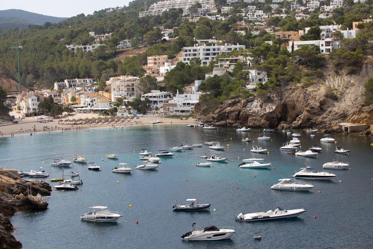Barco fondeados en Cala Vedella.