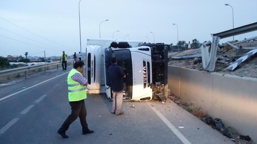 Un camión vuelca en la ronda de Orihuela