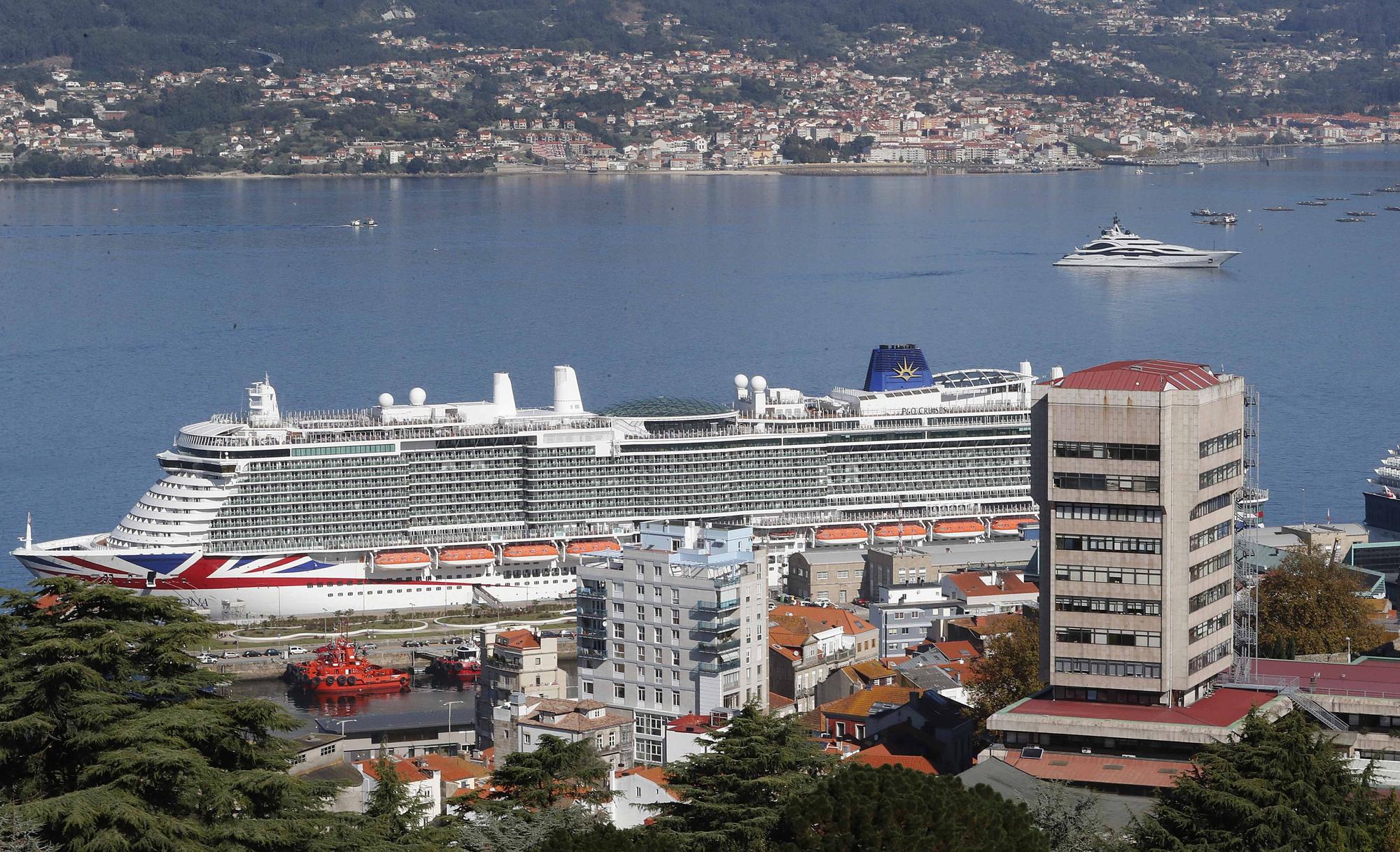 Miles de cruceristas desembarcan en Vigo