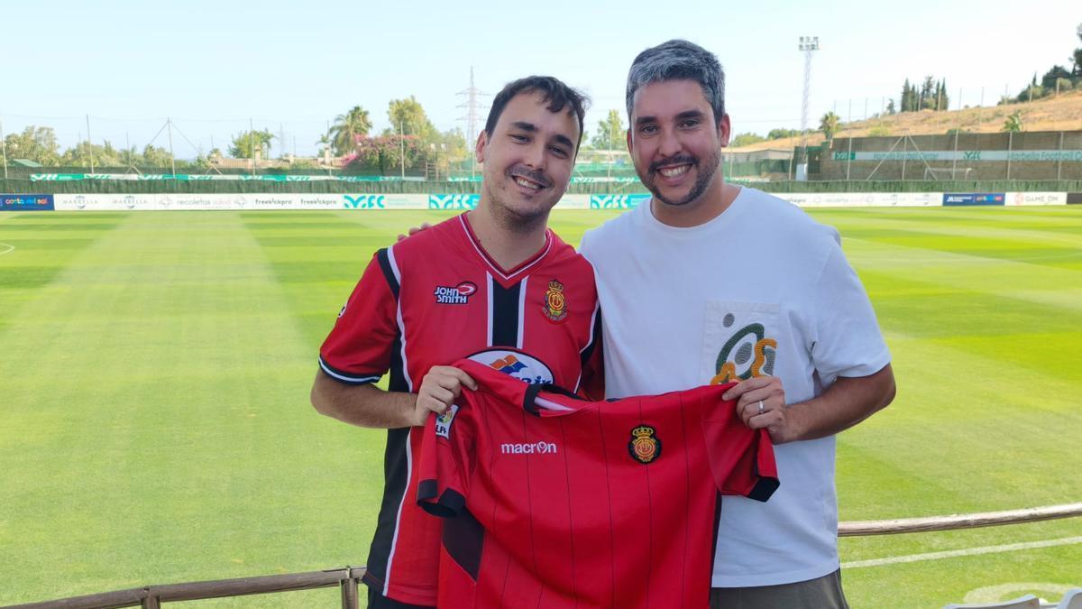 Marcos Lobillo, junto a su hermano Antonio para ver el partido del Mallorca, el Marbella Football Center.