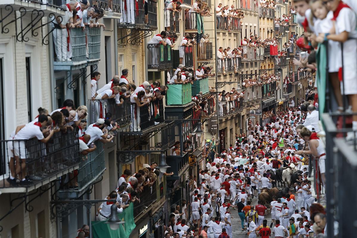 El tercer encierro de los Sanfermines 2026 ha sido rápido y emocionante con bonitas carreras de los corredores. El tercer encierro de los Sanfermines 2026 ha sido rápido y emocionante con bonitas carreras de los corredores.