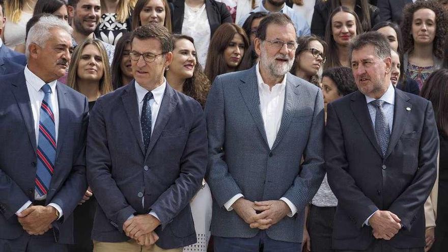 El alcalde de Chantada, Manuel Varela, Feijóo, Rajoy y el presidente de Hotusa, Amancio López. // Efe