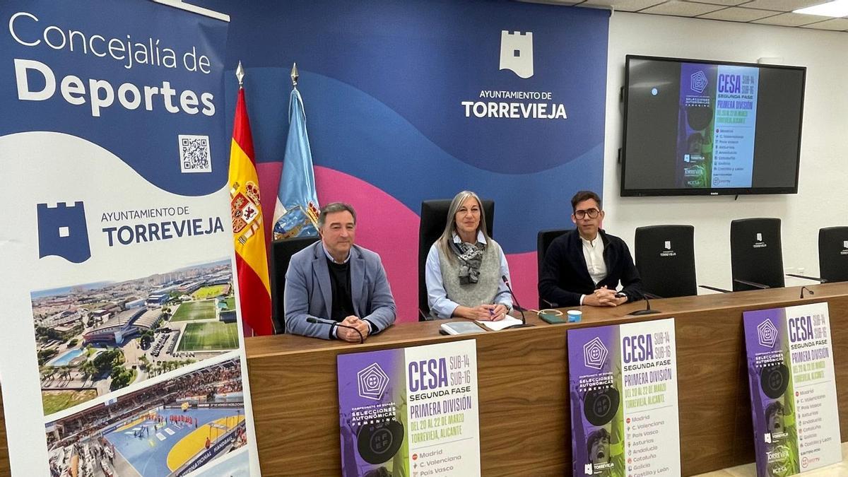Salva Gomar, presidente de la federación valenciana, junto a Diana Box, edil de deportes, y Luis María Pizana, directivo del Torrevieja, en el acto de presentación.