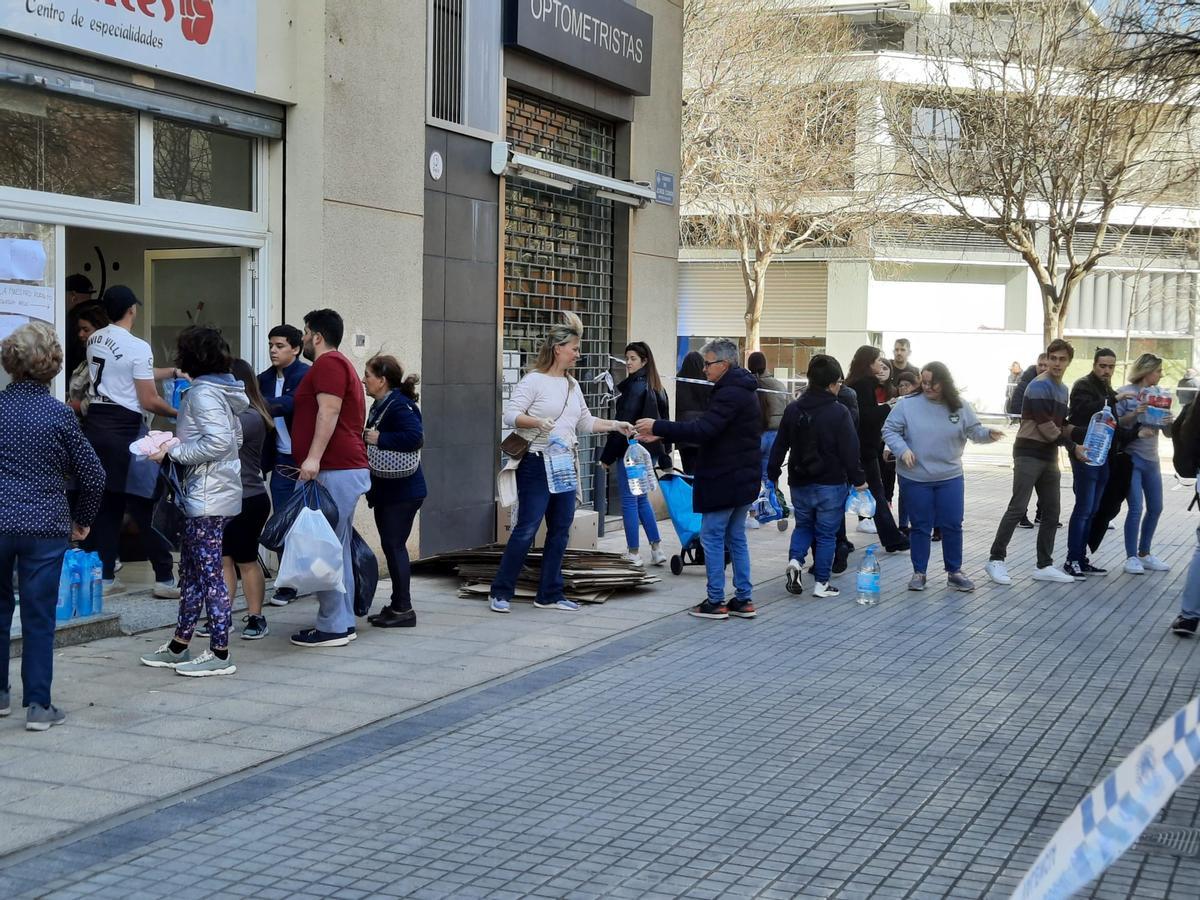 Imagen de recogida de enseres de el local de la asociación Valientes