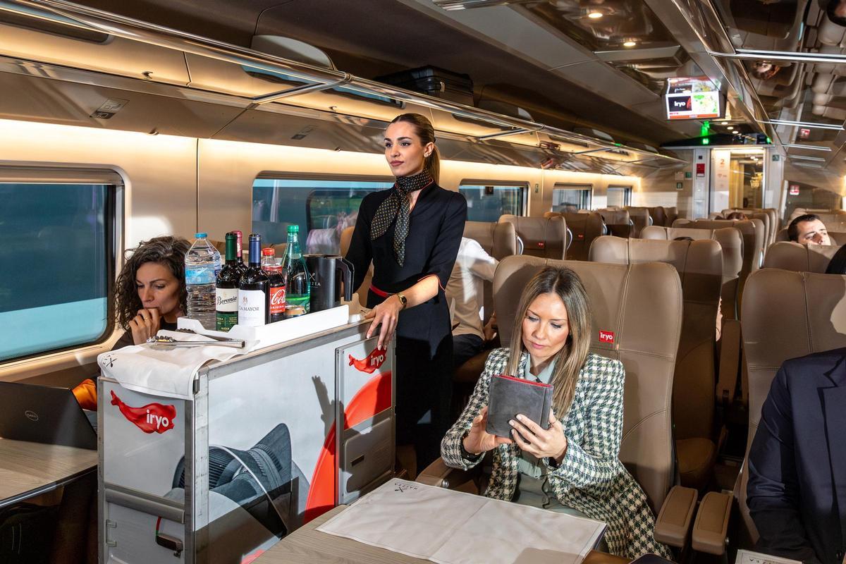 Passatgeres de viatge en un tren iryo