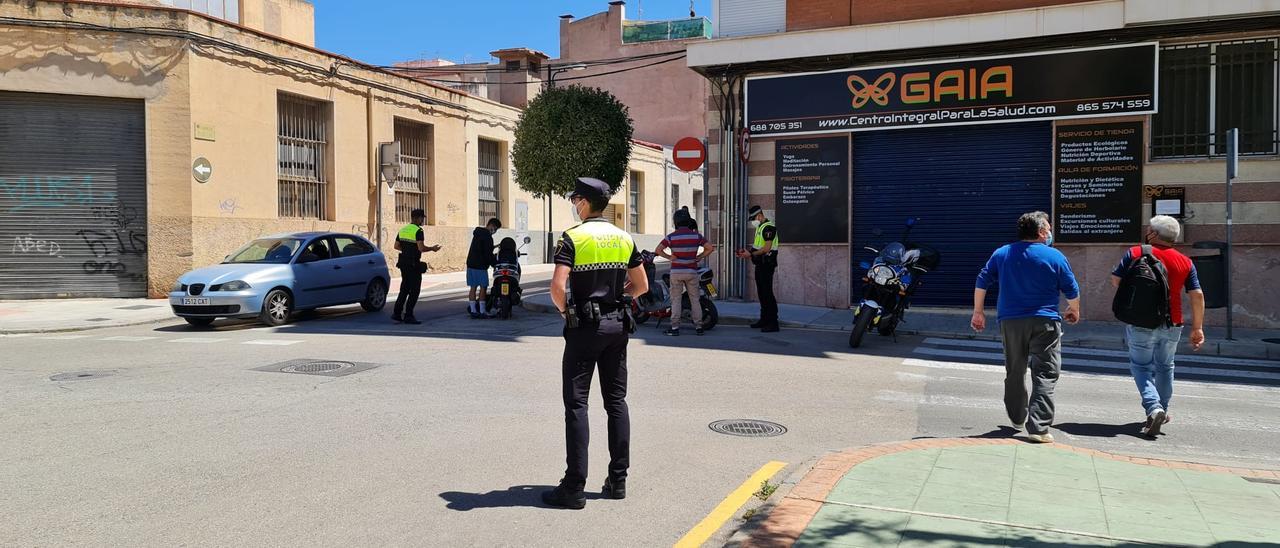 Control policial a los conductores de motocicletas en Petrer.