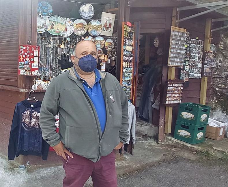 Alfredo Álvarez, ante su tienda de souvenirs, la única abierta en la rotonda de El Peregrino, ayer. | E.S.R.