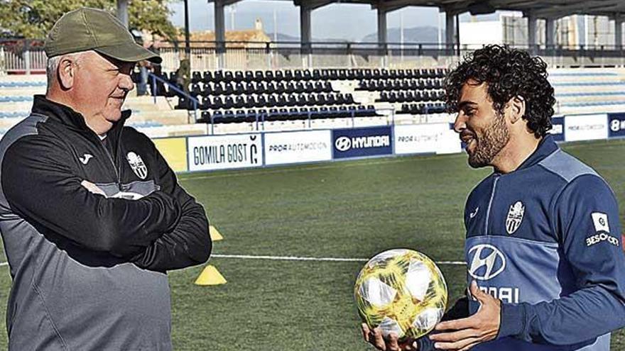 Manix Mandiola habla con José Peris, en el entrenamiento de ayer en Son Malferit.