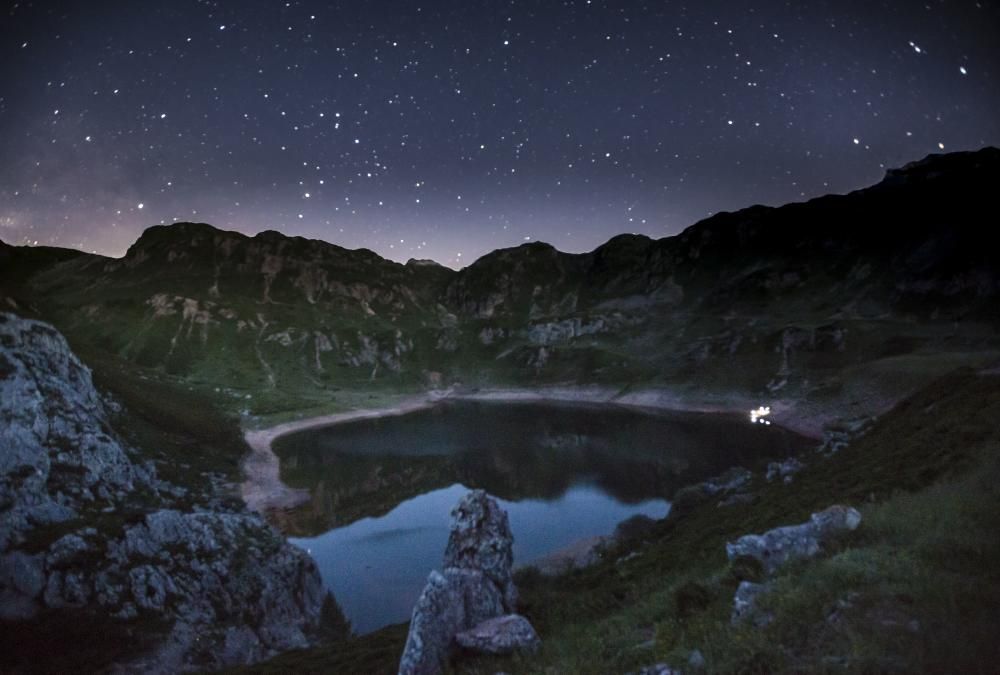 Luces del cielo y la tierra El lago de la Cueva en una madrugada sin Luna, con el cielo enjoyado por las luces de las estrellas. Las luces de la orilla son investigadores del CSIC que estudian el comportamiento de las ranas.Lagos de Saliencia, Somiedo