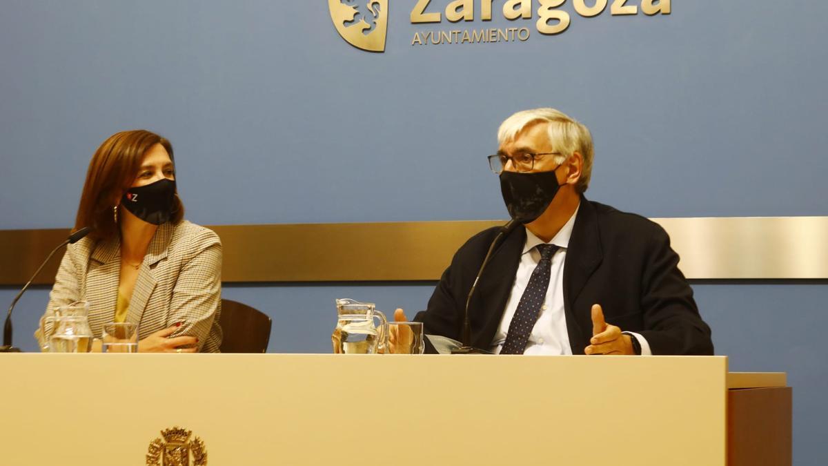 Sara Fernández y Domingo Buesa, durante la presentación del ciclo &#039;Goya y Zaragoza&#039;.