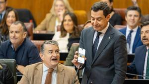 El presidente de la Junta, Juanma Moreno, durante el pleno del Parlamento andaluz.