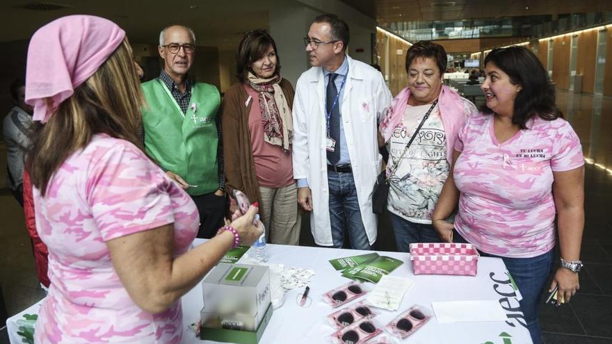 Mesa informativa sobre el cáncer de mama en el HUCA