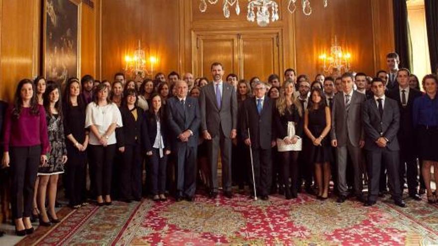Los Príncipes, con los jóvenes premios fin de carrera de la Universidad de Oviedo y el rector, Vicente Gotor.