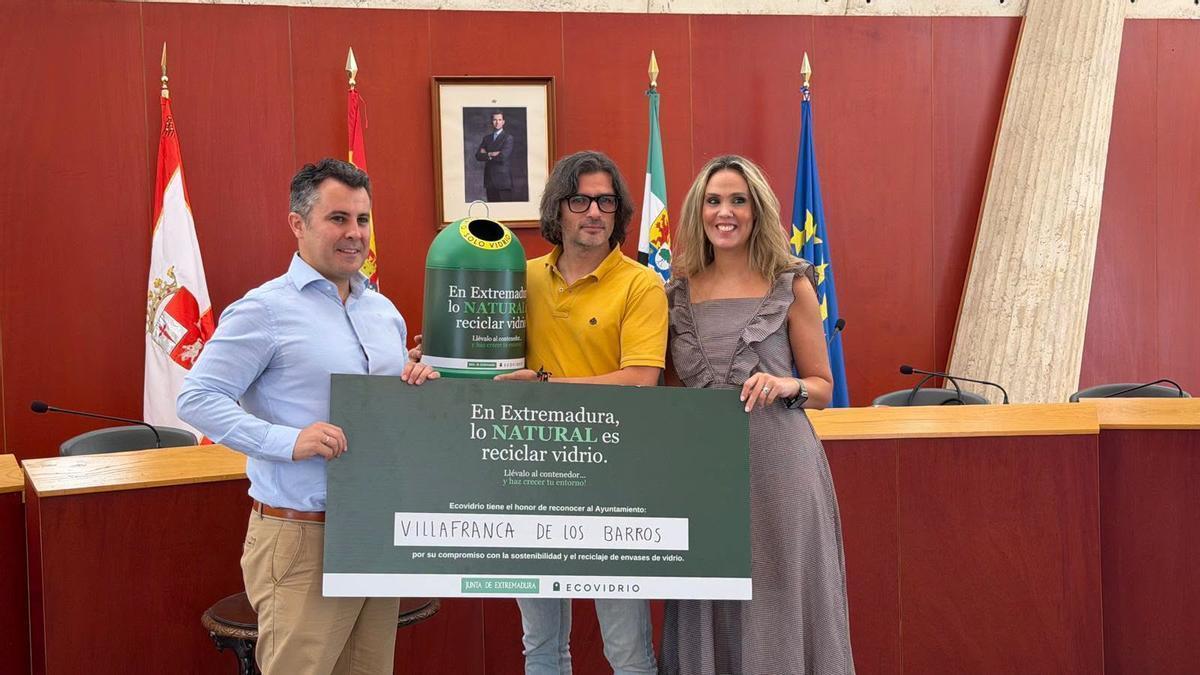 Francisco Jiménez Araya, Marian Vicente y Juanjo Zabala en la entrega del premio.
