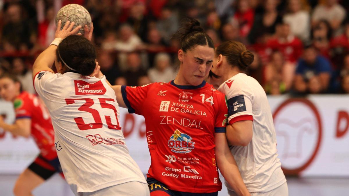 Aitana Santomé, durante un partido en Porriño.