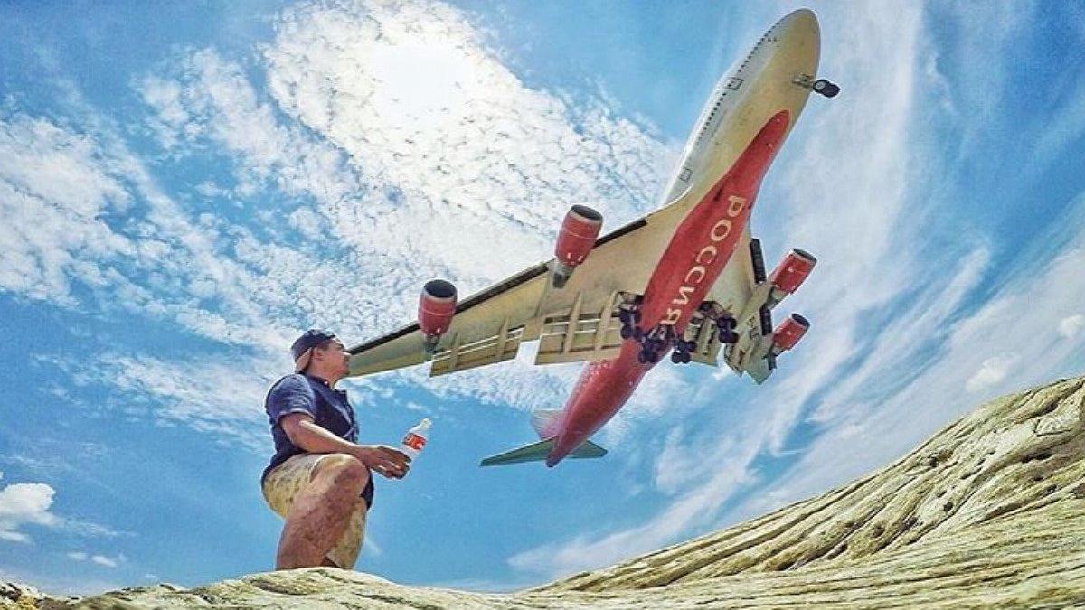 Un turista se fotografía junto a un avión en la playa de Mai Khao (al sur de Tailandia).